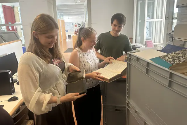 Die Bibliotheksbestände werden gesichtet und neu geordnet, um Platz zu schaffen. | Foto: KU Linz/Hermine Eder