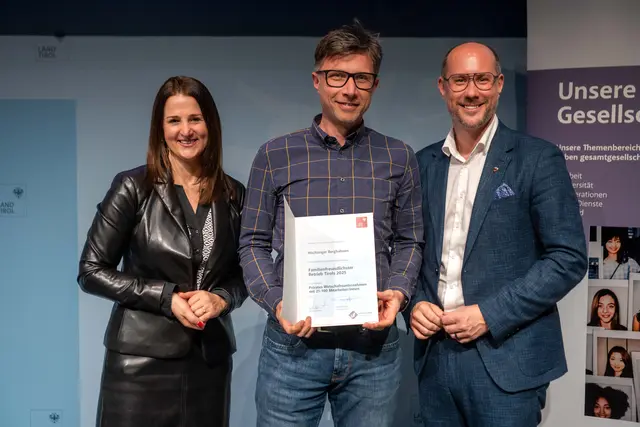 LR Astrid Mair, Thomas Fleischhacker und Mario Gerber bei der Verleihung des Zertifikates. | Foto: Land Tirol