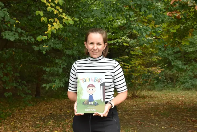Nadine Fritsch präsentiert stolz ihr Kinderbuch. | Foto: Mirjam Preineder