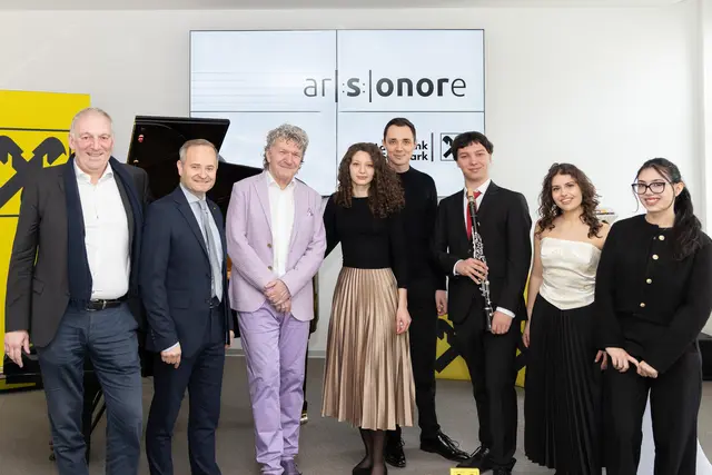 Das Team rund um die Arsonore hält wieder einige besondere musikalische Aufführungen bereit. Am Foto: Werner Strenger (Vizerektor Kunstuniversität Graz), Johannes Derler (Raiffeisenlandesbank Steiermark), Markus Schirmer (Künstlerische Leitung Arsonore), Tereza Gugg-Kalabova und Johannes Gugg (Gugg Piano Duo), Daniel Kückmeier (Klarinette), Idil Naz Alici (Klavier) und Arya Su Gülenç (Klavier) (v. l.) | Foto: Arsonore/Harry Schiffer