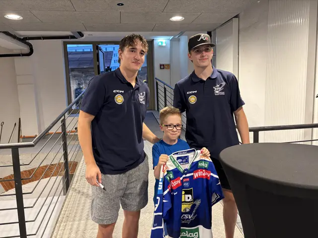 Kevin Mandl und Julian Raspotnik mit einem kleinen Fan | Foto: MeinBezirk/Chiara Kresse