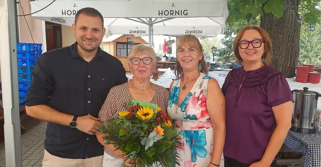 Bgm. Matthias Pokorn bedankte sich bei Erika Konrad (2.v.l.), die „Wandern mit Erika“ ins Leben gerufen hat. | Foto: HALB Marketing + Kommunikation