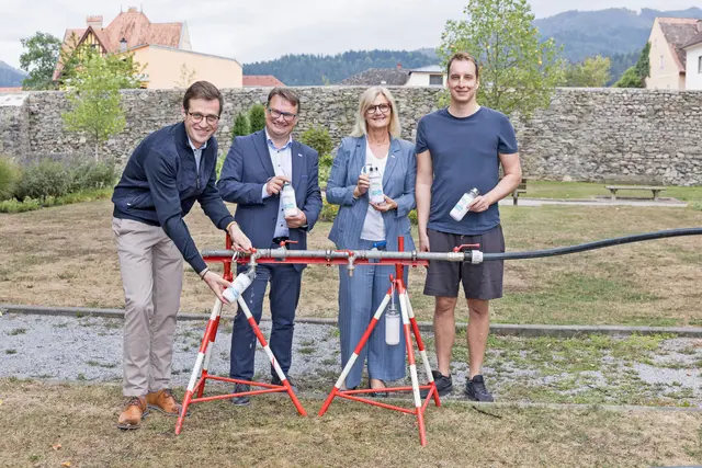 Bestes Trinkwasser immer und überall verfügbar – das präsentierten Wasserbetriebsleiter Franz Kirl, Stadtamtsdirektor Markus Hödl, Bürgermeisterin Susanne Kaltenegger und Luca Amhofer vom Brucker Filmunternehmen LA-Cinematics im Stadtkulturkino. | Foto: Stadt Bruck – Meieregger