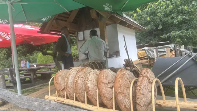 Vorne: Thomataler Brotlaibe. Hinten: Der Brotbackofen. | Foto: pjw