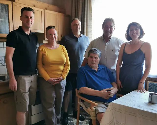 Ortsvorsteher Wolfgang Gadinger, GR Mag. Dr. Gabriele Scharrer-Liska, GR Mag. Dieter Hackl, Bürgermeister Ernst Bauer und Tochter Anita Schödl, MA; vorne Jubilar Leopold Schödl. | Foto: MARKTGEMEINDE ULRICHSKIRCHEN-SCHLEINBACH