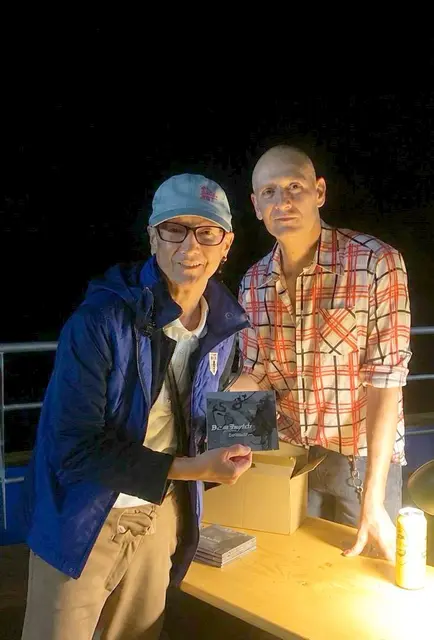 Frau K. mit Musical-Star Drew Sarich nach dem Konzert auf der Donaulände in Tulln. | Foto: PBZ Tulln
