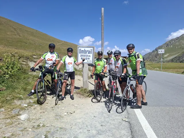 Rudolf Haiderer, Franz Siedl, Heribert Schmidl, Thomas Lechner, Karl Bäuchler, Manfred Gundacker

Kurz nach dem Stilfserjoch – praktisch im „Runterfahren“ machten Rudolf Haiderer, Franz Siedl, Heribert Schmidl, Thomas Lechner, Karl Bäuchler und Manfred Gundacker am Umbrail-Pass, der Grenze zur Schweiz Halt für ein Erinnerungsfoto. | Foto: Manfred Gundacker