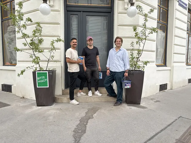 Kourosh Vaziri, Christoph Presser und Luca Presser sind drei der fünf Gastronomen, die das Drittl im Florianihof am 7. September aufsperren: Noch werden die Farbkübel geschupft, bald wird auch groß aufgekocht. | Foto: Mathias Kautzky/MeinBezirk