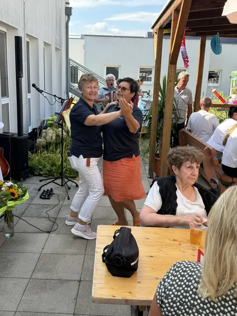 Stimmungsmusik, gutes Essen und eine Hüpfburg sorgten beim Familienfest für Unterhaltung bei Groß und Klein.  | Foto: Michaela Scheifler