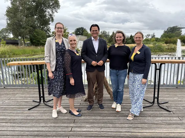 Viola Rossi (LEADER Assistenz), Sabine Klimitsch (LEADER Managerin), Bgm. Bernhard Heinl (Obmann vom Regionalentwicklungsverein Donau NÖ-Mitte), Kerstin Radakovitz (LEADER Projektmanagement) und Teresa Gündar (LEADER Projektmanagement). | Foto: Victoria Edlinger