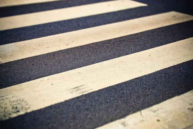 Das Überqueren von Straßen stellt oft eine Herausforderung dar.