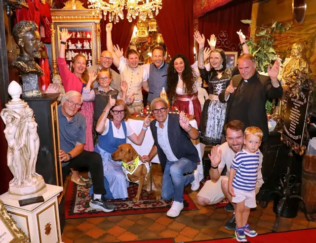 Sportlicher Erfolg, persönliche Erinnerungen und außergewöhnliche Begegnungen prägten einen besonderen Abend im Marchfelderhof: Gemeinsam mit prominenten Gästen aus dem Para-Sport feierte  Alexander J. Rüdiger seinen Wiener Landesmeistertitel im Berglauf. | Foto: Conny de Beauclair