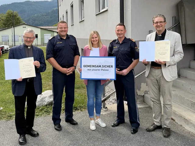 Pfarrer David Schwingenschuh Abteilungsinspektor Hermann Andreas, Gruppeninspektorin Silvia Posch, Oberst Franz-Kurt Grabenhofer, Vikar Peter Prassl vor dem Bezirkspolizeikommando in Mürzzuschlag.  | Foto: BPK BM