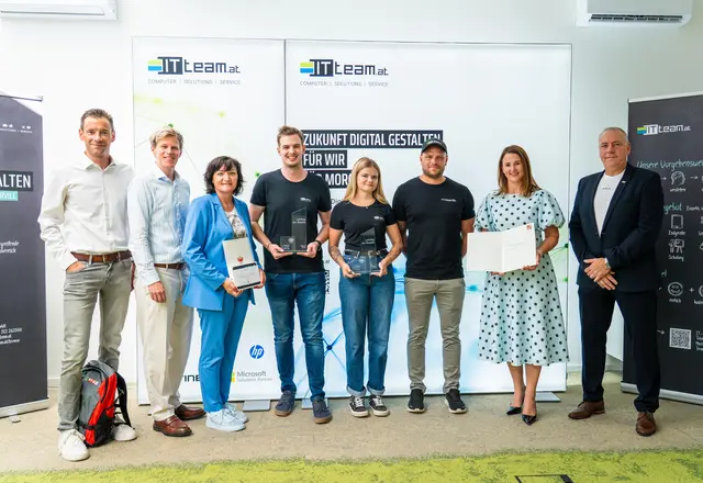 v. li.: Bezirksstellenleiter Wirtschaftskammer Innsbruck Stefan Wanner, Bürgermeister Wattens Lukas Schmied, Vizepräsidentin Arbeiterkammer Andrea Ager, Lehrlingsausbildner IT-Team GmbH Manuel Haidegger, „Lehrling des Monats August 2026“ Magdalena Pellin, Prokurist IT-Team GmbH Christoph Reichel, Landesrätin Astrid Mair und Direktor Tiroler Fachberufsschule für Elektrotechnik, Kommunikation und Elektronik Martin Gremer | Foto: Land Tirol/Hörmann