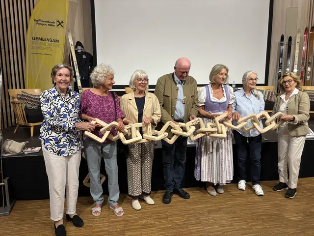 Die symbolische Holzkette erzählt eine Geschichte von Zusammenhalt, Erinnerung und Tradition und verbindet die Herzen von damals mit denen von heute. | Foto: Christian Amtmann