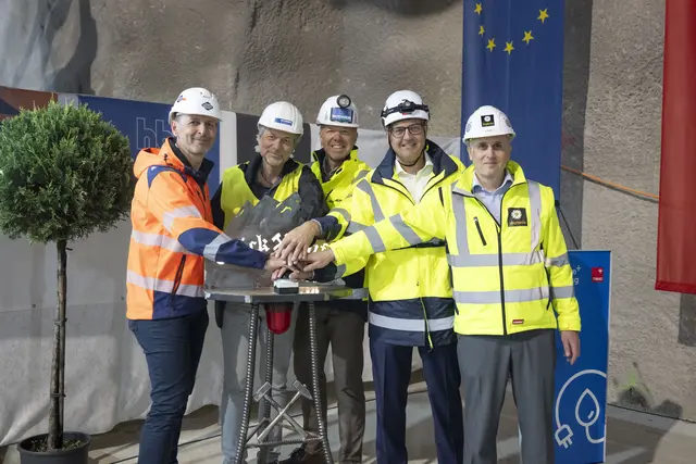 TIWAG-Vorstandsdirektor Alexander Speckle gibt mit Wolfgang Pacher (Swietelsky), Harald Rinner und Jürgen Peer (Bodner-Bau) sowie Arthur Göbel (Implenia) den Startschuss für den Tunnelvortrieb. | Foto: Tiwag/Berger