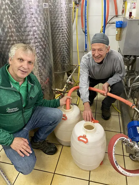 Der Essigerwirt aus Mittersill Gernot Reiter (r.) presst sein Obst und stellt dann einen schmackhaften Essig her | Foto: Obstpresse Bramberg