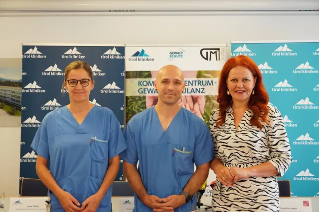 Von links: Anna Pfeifer, Pflegeleitung Kompetenzzentrum – Gewaltambulanz Patrick Zechner, Pflegeleitung Kompetenzzentrum – Gewaltambulanz Cornelia Hagele, Landesrätin für Gesundheit, Pflege, Bildung, Wissenschaft und Forschung | Foto: tirol kliniken
