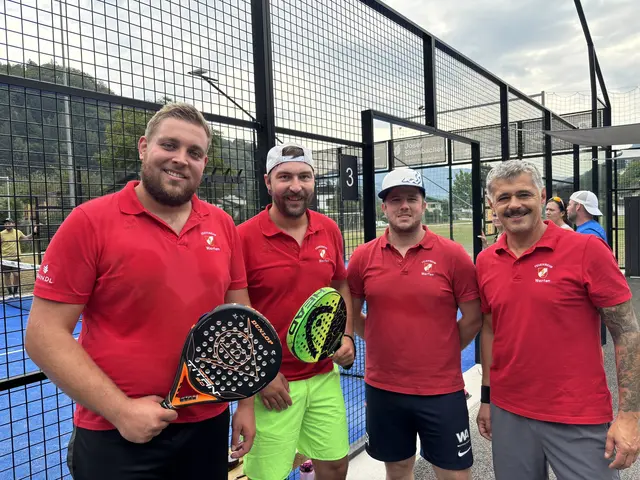 Auch die Jungs der Feuerwehr waren bei der Padel-Tennis-Ortsmeisterschaft mit vollem Einsatz dabei. | Foto: Christian Amtmann