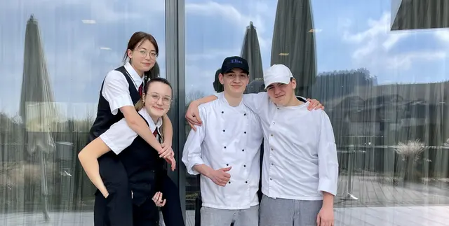 Vier Lehrlinge, die schon länger im Betrieb sind bzw. heuer ihre Lehrabschlussprüfung absolviert haben: Julia Ortner (Restaurantfachfrau, Pierbach), Hanna Leithner (Gastronomiefachfrau, Königswiesen), Elias Hintersteininger (Gastronomiefachfrau, Tragwein) und Andreas Mittmannsgruber (Koch, Wartberg ob der Aist). | Foto: Kurhotel Bad Zell GmbH