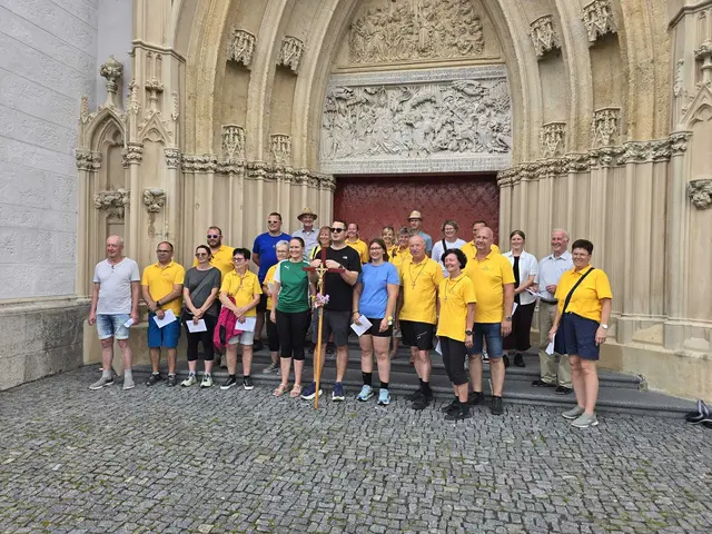 In Mariazell wurden die Wallfahrer von Pfarrer Georg Lang und zahlreichen Gläubigen aus der Heimat empfangen. Zum Abschluss der Jubiläumswallfahrt kehrten sie bei einer Lichterprozession in die Pfarrkirche ein.  | Foto: Josef Berger