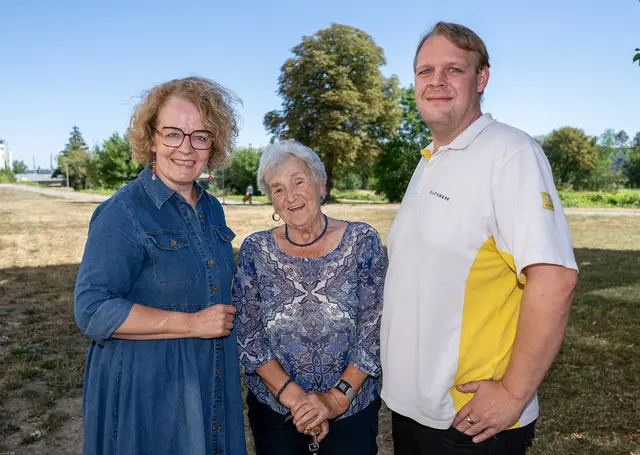 Sozial-Landesrätin Christiane Teschl-Hofmeister, Maria Wimmer und der Soziale Alltagsbegleiter Mathias Frühstück. | Foto: NLK Burchhart