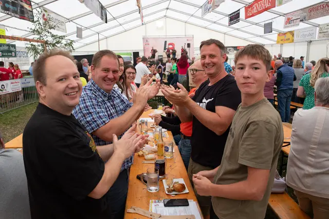 Zeltfeststimmung vom Feinsten mit der Feuerwehr Aue-Gloggnitz. | Foto: E. Panorama 360 