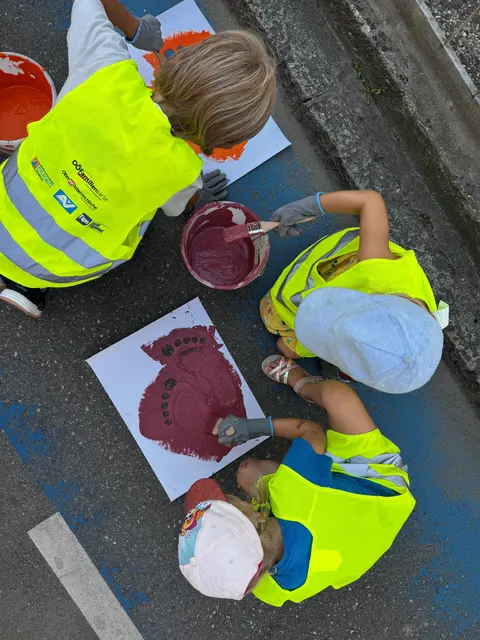 Die Kinder malten Fußspuren auf die Schulwege.  | Foto: Christina Kreilmeier