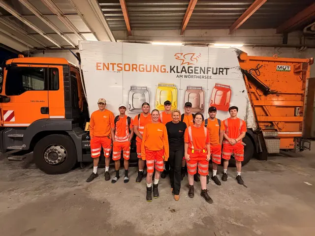 Entsorgungsstadträtin Sandra Wassermann besuchte die Praktikantinnen und Praktikanten bei ihrer Arbeit bei der Müllabfuhr. | Foto: Büro Stadträtin Wassermann