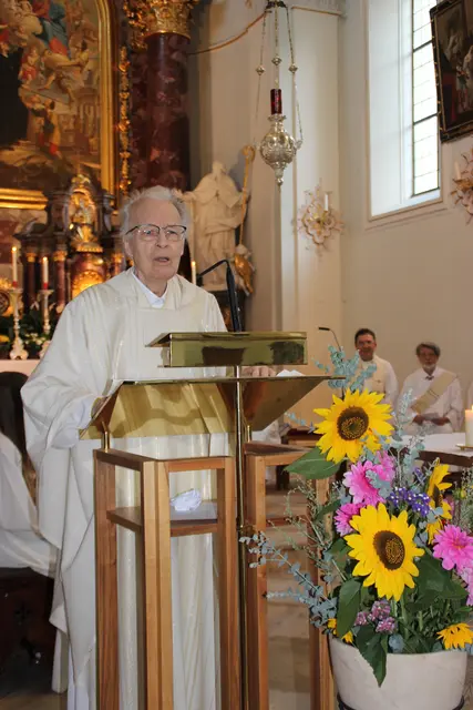So bleibt Pfarrer Erich Saurwein in Erinnerung: Jede Eucharistiefeier war für ihn ein Fest. Mit Leib und Seele.  | Foto: Hassl