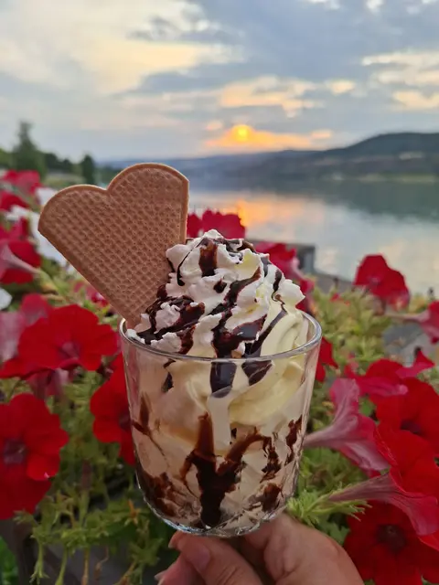 Regionautin Eva Mitmasser aus Melk fängt mit ihrem Genuss-Sommer-Foto das Gefühl der letzten warmen Tage ein: Ein Eis, ein gemütlicher Platz im Freien und ein paar Sonnenstrahlen – manchmal braucht es nicht mehr für ein kleines bisschen Ferienfeeling. | Foto: eva mitmasser