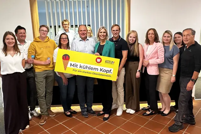 WB-Bezirksobfrau Sabine Lindorfer und Landtagsabgeordneter Josef Rathgeb mit eccontis-Geschäftsführer Michael Nösslböck und seinen Mitarbeitern. | Foto: Johannes Kapl, ÖVP UU