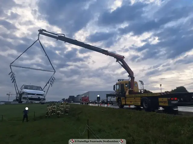 Die Feuerwehr sicherte derweilen die Unfallstelle ab und unterstützte den Abschleppdienst anschließend bei den Aufräumarbeiten.  | Foto: Freiwillige Feuerwehr Straßwalchen