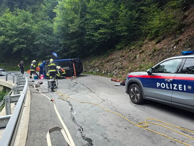 Auf der B111 war ein Auto nach einer Kollision mit der Straßenböschung umgekippt. | Foto: FF Kötschach-Mauthen