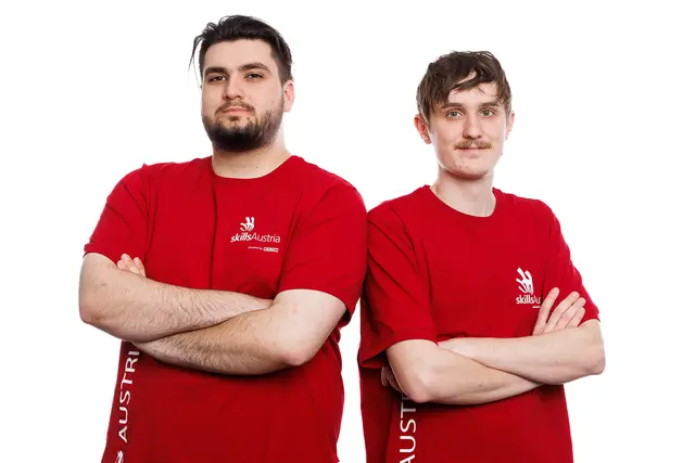 Das „Robot Systems Integration“-Team: Kristijan Hrdzic (l.) und Gabriel Aldrian (r.)