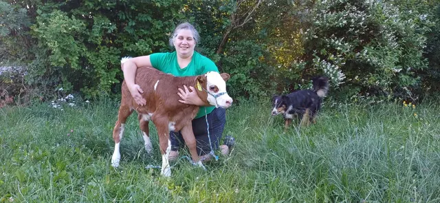 Michaela Gruber mit einem Kalb.  | Foto: Gruber