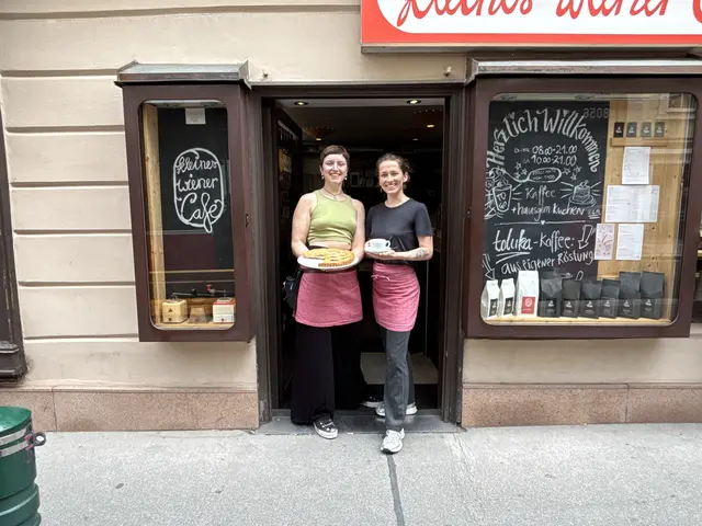 Penelope und Lea (v.l.) schupfen das "Kleine Wiener Café" mit viel Liebe zu den Gästen und zum Detail. | Foto: Mathias Kautzky/MeinBezirk