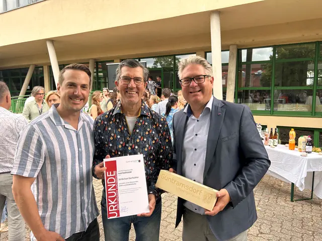 Schulleiter der Mittelschule Florian Goldgruber, Michael Dorfstätter und Bürgermeister Robert Weber. | Foto: MG Guntramsdorf