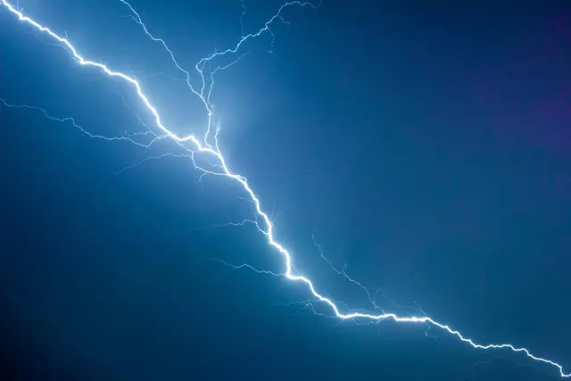 In der Nacht auf Mittwoch kam es zu einer großen Entladung in Form eines Blitzes, die weithin sicht- und wahrnehmbar war. (Symbolbild) | Foto: Michał Mancewicz/Unsplash