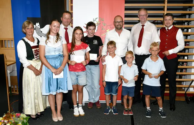 Breitenbacher Ehrenabend: Auch die sportlichen Erfolge der Breitenbacherinnen und Breitenbacher wurden beim Ehrenabend gewürdigt.  | Foto: Armin Naschberger 