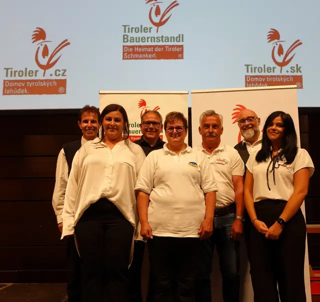 Tiroler Bauernstandl-Gründer Wolfgang Obermüller, Luciana Lombardi (Furore aus Götzis), Markus Hartmann und Karin Amann (beide Sennerei Schnifis), Max Bereuter (Sennerei Sibratsgfäll), Tiroler Käsesommelier Harald Weidacher und Sarah Lombardi (Furore aus Götzis). | Foto: Klaus Wendling