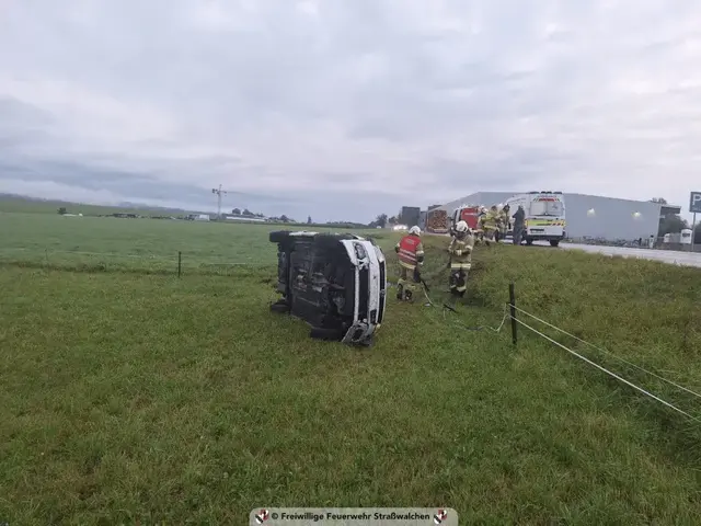 Das Auto war von der Straße abgekommen, hat sich überschlagen und kam schließlich in einem Feld zum Liegen. | Foto: Freiwillige Feuerwehr Straßwalchen