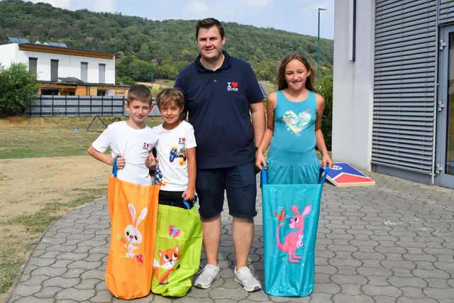 Gemeinderat Martin Pichlmayer beim Sackhüpfen mit Kindern. | Foto: SPÖ Horn