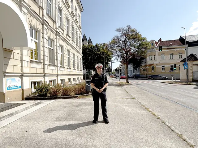 "Üben Sie schwierige Stellen besonders gut", sagt Bezirksinspektorin/SIAK Marlies Huber, hier vor der Volksschule Preinsbacherstraße in Amstetten | Foto: Dietl-Schuller