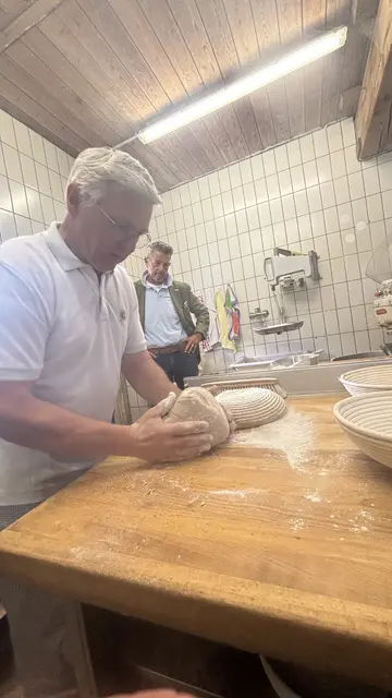 Bäcker- und Konditormeister Bruno Steinwender (li.) zeigt Michael Kretz (Chefredakeur, MeinBezirk Salzburg) hier gerade wie er den Teig für das Thomataler Brot knetet. | Foto: pjw
