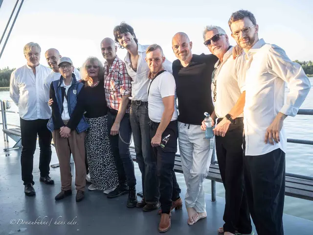 Hospizpatientin Frau K. und Begleitung Hermine Faustenhammer gemeinsam mit Musical-Star Drew Sarich und seiner Band Endwerk Orchester auf der Tullner Donaubühne.
 | Foto: Hans Eder