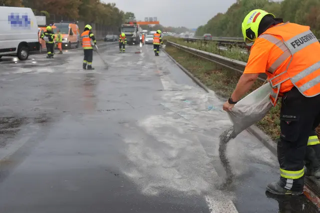 Der Transporter verlor Öl, das von der Feuerwehr gebunden werden musst.