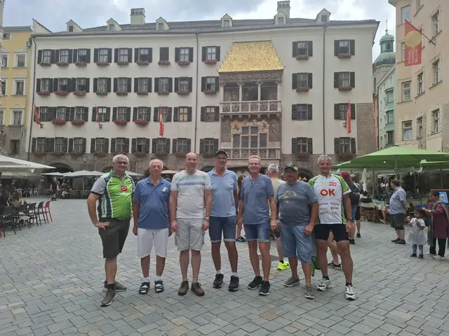 Siegfried Gundacker, Heribert Schmidl, Thomas Lechner, Rudolf Haiderer, Franz Siedl, Karl Bäuchler, Manfred Gundacker

Nach 11 Tagen und noch rechtzeitig vor dem herannahenden Unwetter erreichen Siegfried Gundacker, Heribert Schmidl, Thomas Lechner, Rudolf Haiderer, Franz Siedl, Karl Bäuchler und Manfred Gundacker das letzte Ziel der Radreise Innsbruck, von wo es dann mit dem Zug und Bus zurück in die Heimat ging. | Foto: Manfred Gundacker