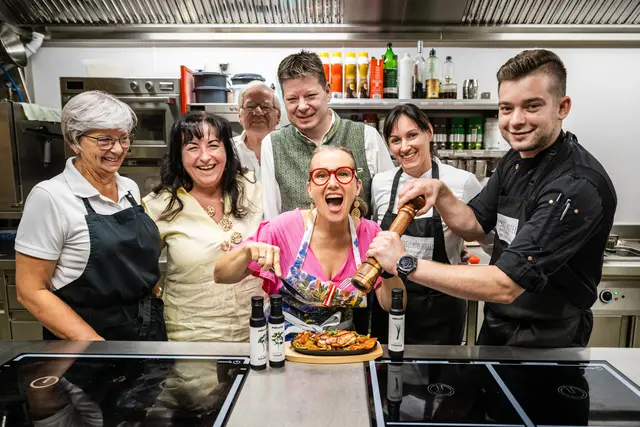 Familie Prettenhofer mit Initiatorin Renate Zierler (2. v. l.) und Sängerin Betty O (Mitte) kochen für die gute Sache. | Foto: Moving.Still