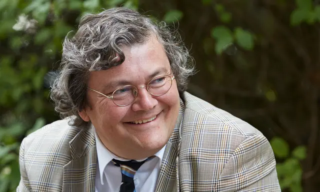 Der "g’scheite Professor" Harald Haslmayr sorgt im Zuge des Familienkonzerts für jede Menge Hintergrundinformationen rund um viele Musikstücke. | Foto: Markus Schirmer